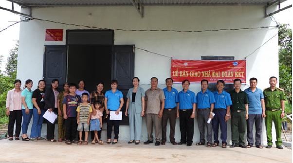 Bàn giao nhà đại đoàn kết cho hội viên phụ nữ nghèo ở thôn 4, xã Ea Tir